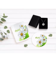 BK Gift Kişiye Özel Papatya Temalı Kupa Bardak Altlığı ve İsimli Silver Papatya Kolye Seti-7 (Model 1)