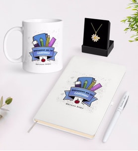 BK Gift Kişiye Özel Dünyanın En İyi Öğretmeni Beyaz Kupa Defter Kalem ve İsimli Papatya Kolye Hediye Seti-23 (Model 1)
