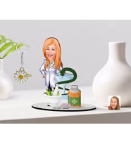 BK Gift Kişiye Özel Kadın Eczacı Karikatürlü 3D Ahşap Biblo ve İsimli Gold Papatya Anahtarlık-2 (Model 1)