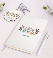 BK Gift Kişiye Özel Yılın En İyi Öğretmeni Beyaz Defter Kalem ve Anahtarlık Hediye Seti-1 (Model 1)