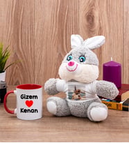 Sevgililere Özel İsim Yazılı Kırmızı Kırmızı Kupa Bardak ve Peluş Tavşan