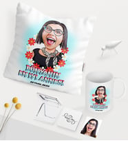 BK Gift Kişiye Özel Dünyanın En İyi Annesi Karikatürlü Beyaz Kupa Ayna Yastık Seti (Model 1)