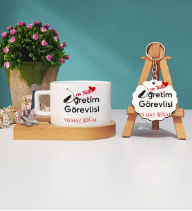 Mesajlı Öğretim Görevlisi Ahşap Altlıklı Fincan ve Anahtarlık Hediye Seti