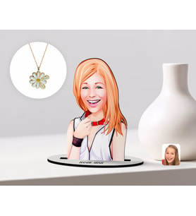 BK Gift Kişiye Özel Kadın Karikatürlü 3D Ahşap Biblo ve İsimli Tarihli Papatya Kolye Seti-35 (Model 1)