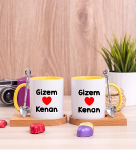 Sevgililere Özel İsim Yazılı Ahşap Altlıklı İkili Sarı Kupa Bardak