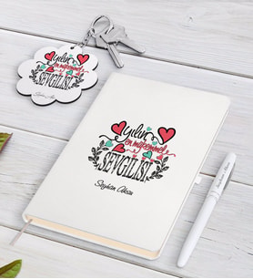 BK Gift Kişiye Özel Yılın En Mükemmel Sevgilisi Beyaz Defter Kalem ve Anahtarlık Hediye Seti (Model 1)