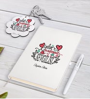 BK Gift Kişiye Özel Yılın En Mükemmel Sevgilisi Beyaz Defter Kalem ve Anahtarlık Hediye Seti (Model 1)