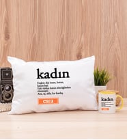 Kadın Kelime Anlamı Dikdörtgen Yastık ve Sarı Kupa Bardak