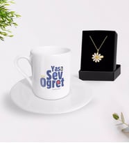 BK Gift Kişiye Özel Yaşa Sev Öğret Türk Kahvesi Fincanı ve İsimli Papatya Kolye Hediye Seti-2 (Model 1)
