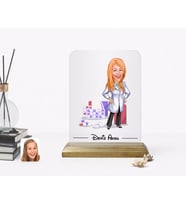 BK Gift Kişiye Özel Kadın Eczacı Karikatürlü Ahşap Standlı Çerçeve-3 (Beyaz)