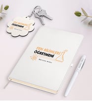 BK Gift Kişiye Özel Fen Bilimleri Öğretmeni Beyaz Defter Kalem Ve Anahtarlık Hediye Seti-4 (Model 1)