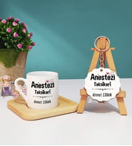 Anestezi Teknikeri Tasarımlı Kişiye Özel Hediye Anestezi Teknikeri Ahşap Altlıklı Türk Kahvesi Fincanı ve Anahtarlık Seti