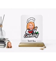 BK Gift Kişiye Özel Kadın Chef Karikatürlü Ahşap Standlı Çerçeve-14 (Beyaz)