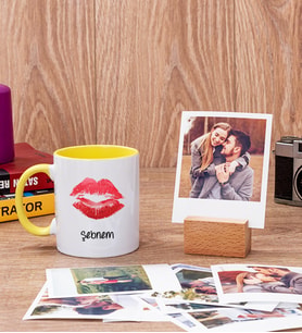 Dudak Tasarım Sarı Kupa Bardak ve Ahşap Standlı Polaroid Set
