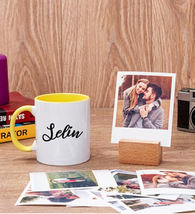 Kişiye Özel İsim Yazılı Sarı Kupa Bardak ve Ahşap Standlı Polaroid Set