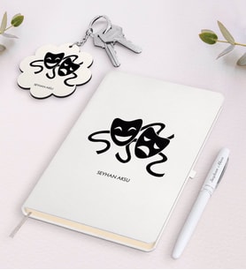 BK Gift Kişiye Özel Tiyatro Sanatçısı Beyaz Defter Kalem ve Anahtarlık Hediye Seti (Model 1)