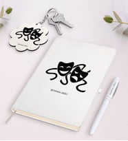 BK Gift Kişiye Özel Tiyatro Sanatçısı Beyaz Defter Kalem ve Anahtarlık Hediye Seti (Model 1)