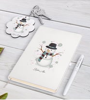 BK Gift Kişiye Özel Kardan Adam Beyaz Defter Kalem ve Anahtarlık Hediye Seti-1 (Model 1)