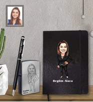 Kişiye Özel Öğretmen Karikatürlü  Siyah Defter Kalem Çakmak Hediye Seti  Bayan-14 (Model 1)