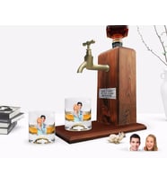 BK Gift Kişiye Özel Renkli Baskılı Sevgililer Karikatürlü İkili Viski Bardağı ve Ahşap Viski Standı Hediye Seti-87 (Model 1)
