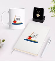 BK Gift Kişiye Özel İngilizce Öğretmeni Beyaz Kupa Defter Kalem ve İsimli Papatya Kolye Hediye Seti-2 (Model 1)