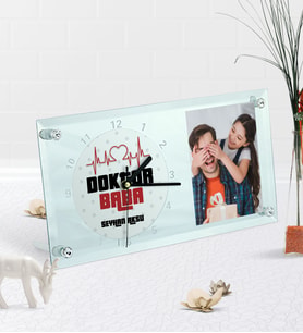 BK Gift Kişiye Özel Fotoğraflı Doktor Baba Masaüstü Cam Saat (Beyaz)