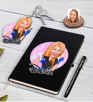BK Gift Kişiye Özel Kadın Güzellik Uzmanı Karikatürlü Siyah Defter Kalem Ve Anahtarlık Hediye Seti-2 (Model 1)