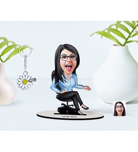 BK Gift Kişiye Özel Kadın Patron Karikatürlü 3D Ahşap Biblo ve İsimli Silver Papatya Anahtarlık-5 (Model 1)