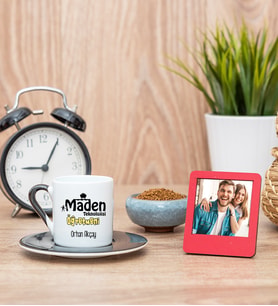 Maden Teknolojisi Öğretmeni Siyah Kahve Fincanı ve Kırmızı Fotoğraf Çerçevesi