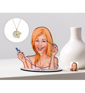 BK Gift Kişiye Özel Kadın Karikatürlü 3D Ahşap Biblo ve İsimli Tarihli Papatya Kolye Seti-21 (Model 1)