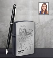 Kişiye Özel Yılbaşı Bayan Karikatürlü Siyah Çakmak Kalem Hediye Seti Model-3 (Model 1)