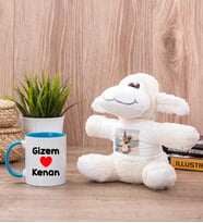 Sevgililere Özel İsim Yazılı Mavi Kupa Bardak ve Peluş Koyun