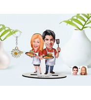 BK Gift Kişiye Özel Sevgililer Karikatürlü 3D Ahşap Biblo ve İsimli Gold Papatya Anahtarlık-57 (Model 1)