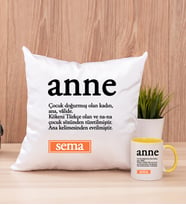 Anne Kelime Anlamı Kare Yastık ve Sarı Kupa Bardak