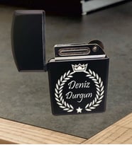 Erkeğe İsme Özel Siyah Metal Çakmak   Hediyelik Çakmak   İsme Özel Çakmak   Kişiye Özel Çakmak