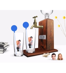 BK Gift Kişiye Özel Renkli Baskılı Sevgililer Karikatürlü İkili Vodka Bardağı ve Ahşap Vodka Standı Hediye Seti-85 (Model 1)