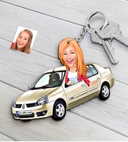 BK Gift Kişiye Özel Kadın Renault Clio Figürlü Plakalı Ahşap Karikatür Anahtarlık (Beyaz)