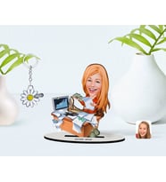 BK Gift Kişiye Özel Kadın Bankacı Karikatürlü 3D Ahşap Biblo ve İsimli Silver Papatya Anahtarlık-1 (Model 1)