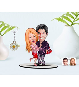 BK Gift Kişiye Özel Sevgililer Karikatürlü 3D Ahşap Biblo ve İsimli Gold Papatya Anahtarlık-2 (Model 1)