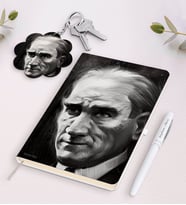 BK Gift Kişiye Özel Atatürk Karakalem Portre Tasarımlı Beyaz Defter Kalem ve Anahtarlık Hediye Seti (Model 1)