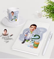 BK Gift Kişiye Özel Erkek Eczacı Karikatürlü Beyaz Defter Kalem Türk Kahvesi Fincanı Seti-2 (Model 1)
