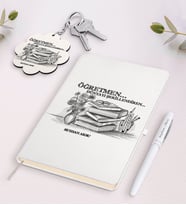 BK Gift Kişiye Özel Öğretmen Beyaz Defter Kalem ve Anahtarlık Hediye Seti-1 (Model 1)