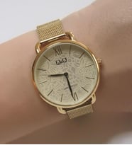 Q&Q QC27J001Y Altın Renk Hasır Bilezikli Kadın Kol Saati