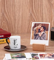 Baş Harfli Çiçek Tasarım Siyah Kahve Fincanı ve Ahşap Standlı Polaroid Set