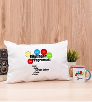 Bilgisayar Programcısı Dikdörtgen Yastık ve Mavi Kupa Bardak