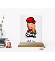 BK Gift Kişiye Özel Kadın Chef Karikatürlü Ahşap Standlı Çerçeve-10 (Beyaz)