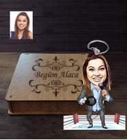 Kişiye Özel Spiker Karikatürlü  Ahşap Anahtarlık Kutulu Bayan-1