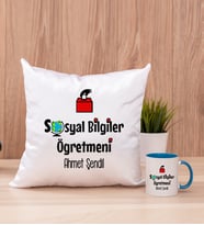 Sosyal Bilgiler Öğretmeni Kare Yastık ve Mavi Kupa Bardak