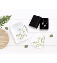 BK Gift Kişiye Özel Papatya Temalı Kupa Bardak Altlığı ve Kolye Bileklik Hediye Seti-1 (Model 1)