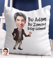 BK Gift Kişiye Özel Erkek Bu Adam Bu Zamana Kolay Gelmedi Karikatürlü Beyaz Yastık-2